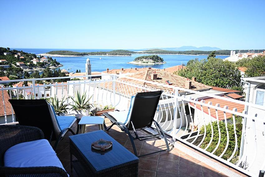 Tanya-Apartments&Rooms Hvar Town Bagian luar foto