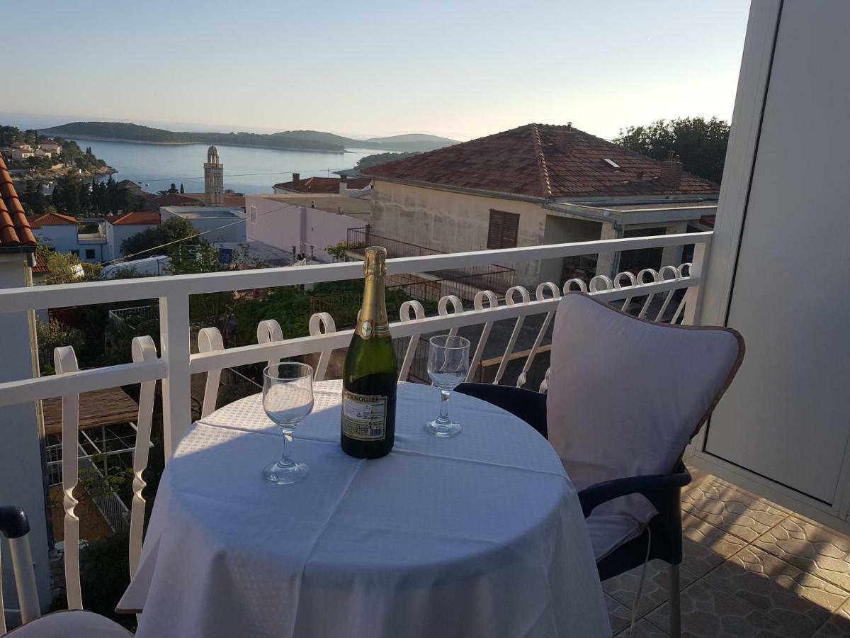Tanya-Apartments&Rooms Hvar Town Bagian luar foto