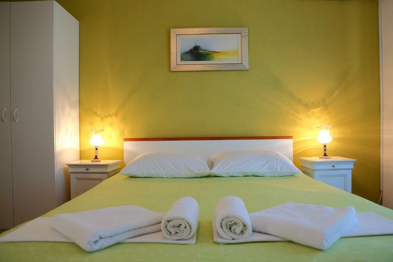 Tanya-Apartments&Rooms Hvar Town Bagian luar foto